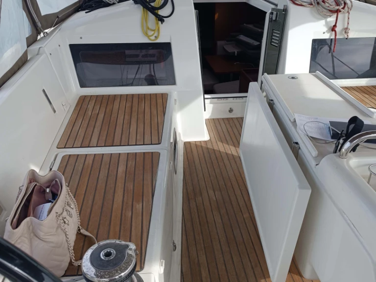 Noleggio Barca a vela Jeanneau con patente nautica