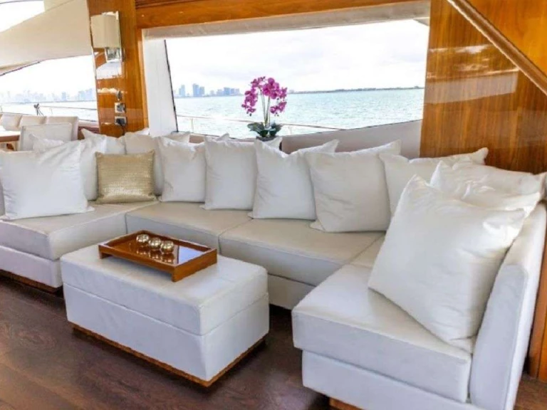 Noleggio Yacht di lusso Sunseeker con patente nautica