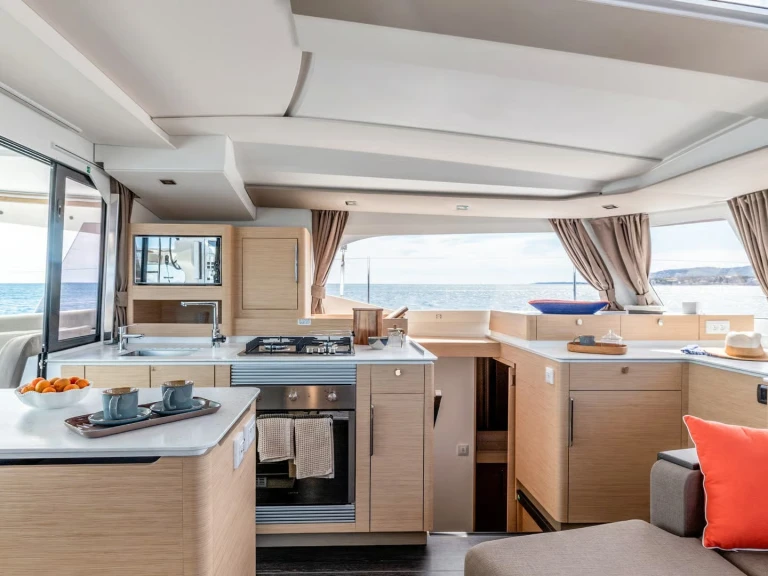 Noleggio Catamarano Fountaine Pajot con patente nautica