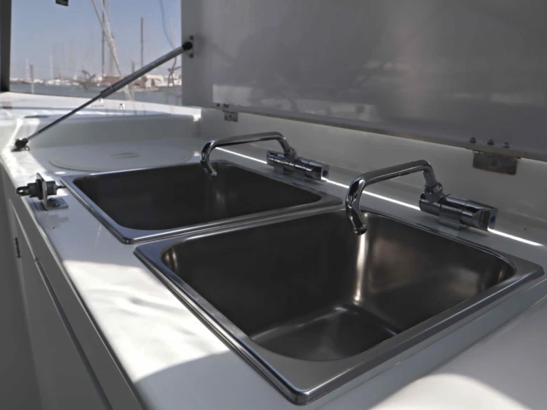 Jeanneau Sun Loft 47 (7 cab.) da affittare a  Néa Péramos
