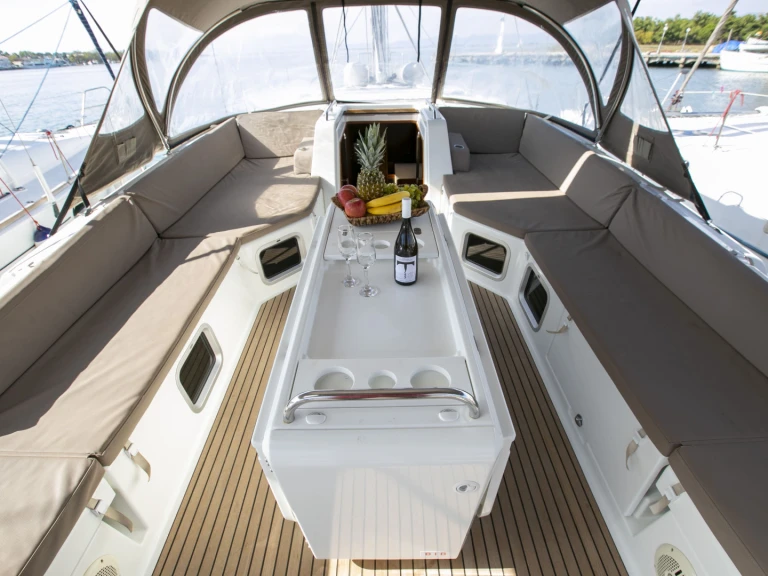 Barca a vela a noleggio a Néa Péramos al miglior prezzo