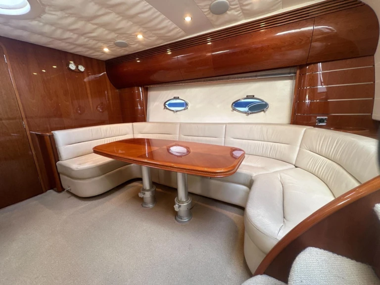 Noleggiare una Princess Princess V50 a Golfe-Juan