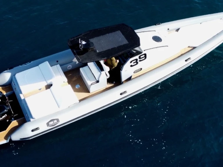 Gommone a noleggio a Adámas al miglior prezzo
