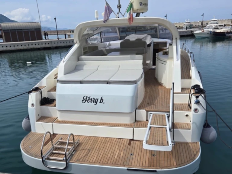 Yacht di lusso a noleggio a Capri al miglior prezzo