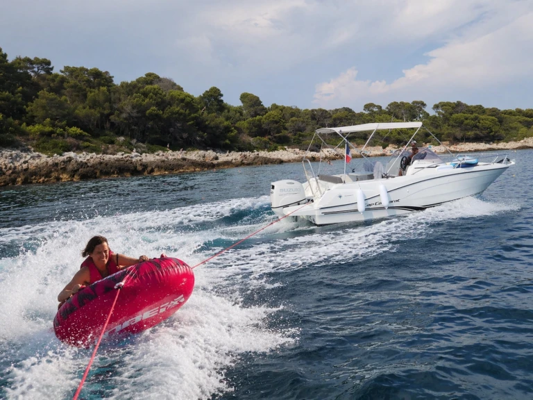 Noleggiare una Jeanneau Cap Camarat 6.5 WA Serie 3 a Antibes