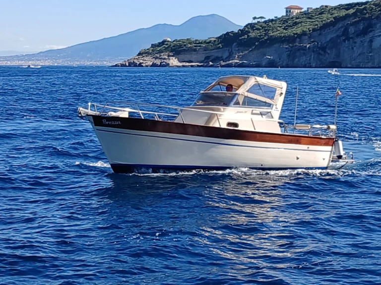 Noleggio Barca a motore a Sorrento – Tecnonautica Jeranto 750