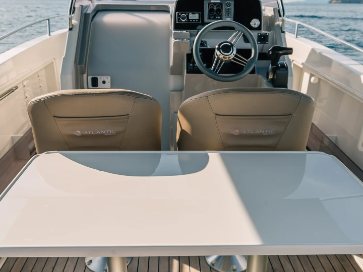 Barca a motore a noleggio a Porto di Spalato al miglior prezzo