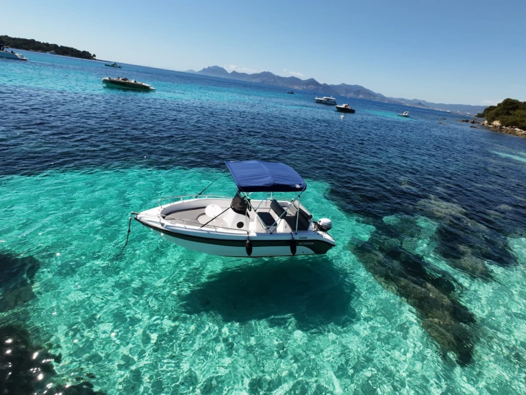 Barca a motore a noleggio a Mandelieu-la-Napoule al miglior prezzo