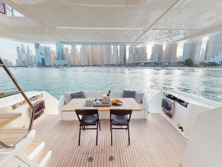 Noleggio barche Dubai Marina economico FERRETTI 670