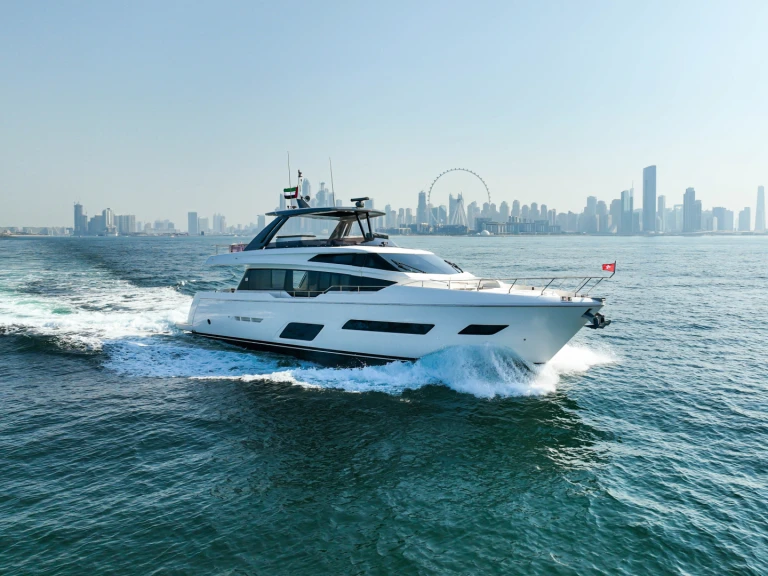 Noleggio Yacht di lusso Ferretti con patente nautica
