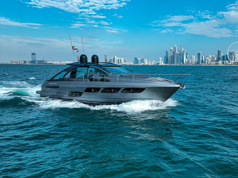 Noleggio barche Dubai Marina economico Pershing 5x