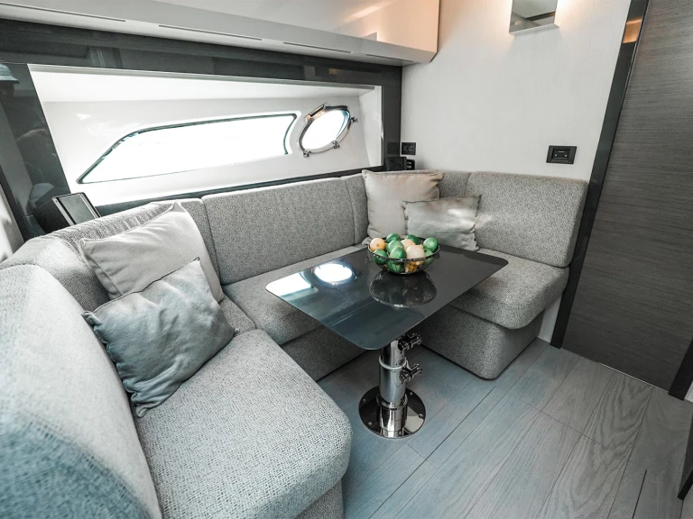 Noleggio barche Pershing Pershing 5x a Dubai Marina su Samboat