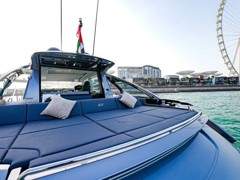 Noleggio barche Dubai Marina economico Pershing 5x
