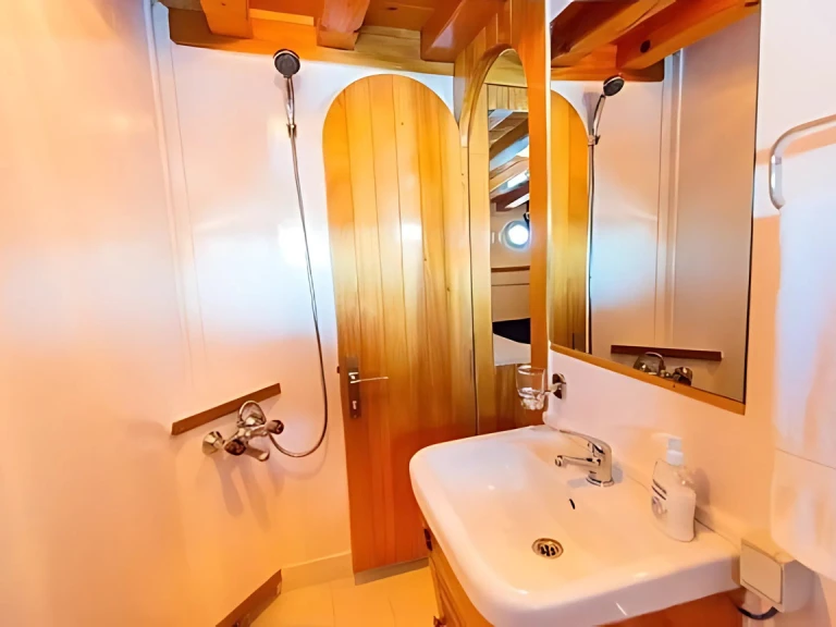 Noleggio Barca a vela  con patente nautica