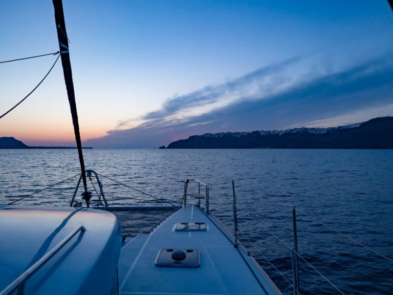 Catamarano a noleggio a Vlychada al miglior prezzo