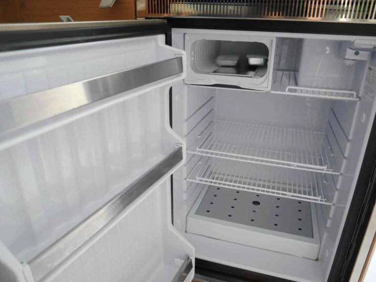 Noleggiare una Excess Excess 11 (6 cab.) a Néa Péramos