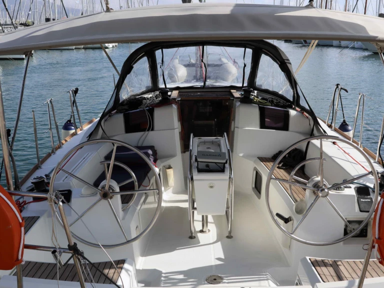 Noleggiare una Jeanneau Sun Odyssey 379 (3 cab.) a Álimos