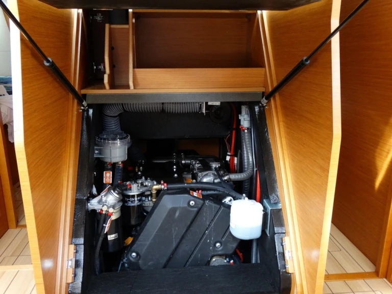 Noleggio Barca a vela Jeanneau con patente nautica