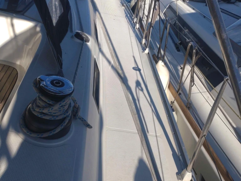 Noleggiare una Bavaria Bavaria Cruiser 56 (6 cab.) a Álimos