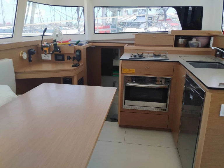 Noleggio Catamarano con o senza skipper Excess a Néa Péramos