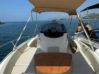 Noleggiare una Romar Bermuda 690 a Porto di Salerno
