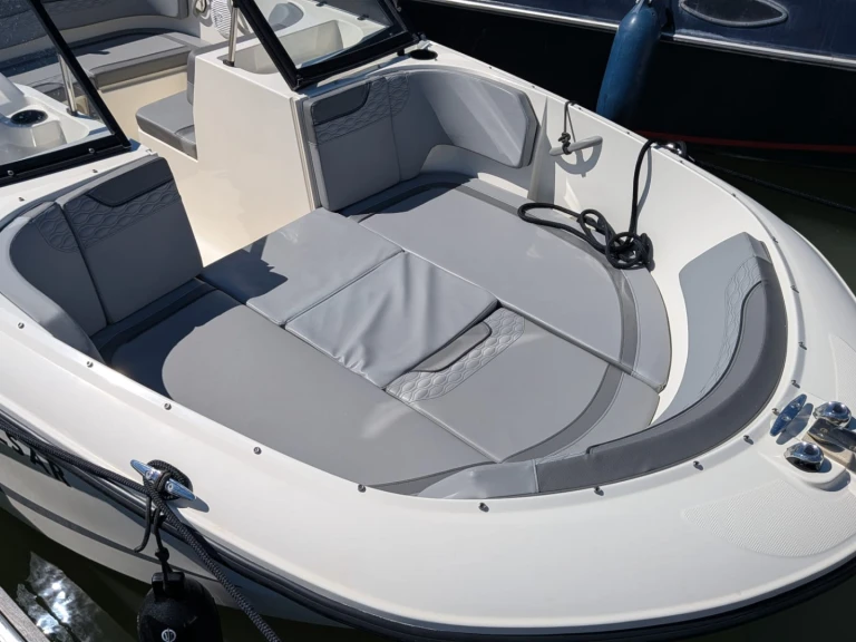 Noleggio Barca a motore Bayliner con patente nautica