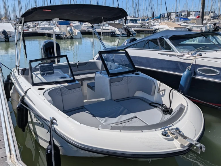 Barca a motore a noleggio a La Rochelle al miglior prezzo