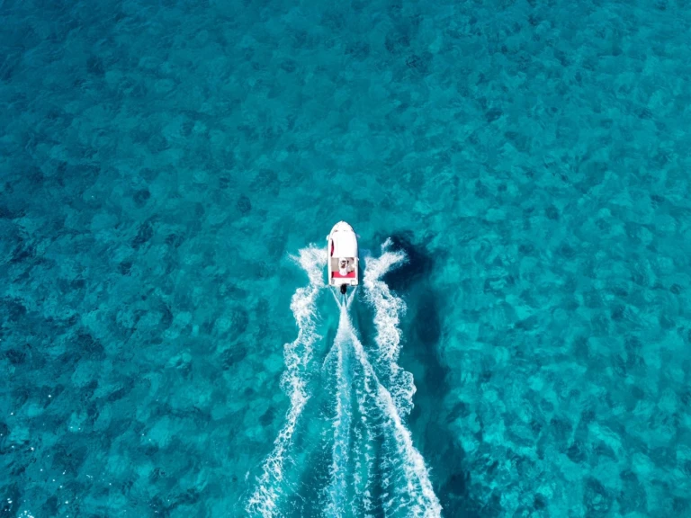 Barca a motore a noleggio a Cala Galdana al miglior prezzo