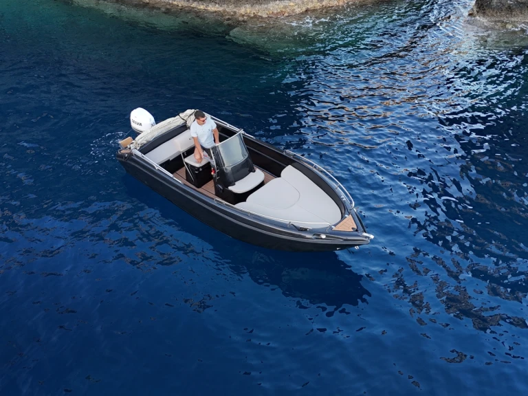 Barca a motore a noleggio a Agía Kiriakí al miglior prezzo