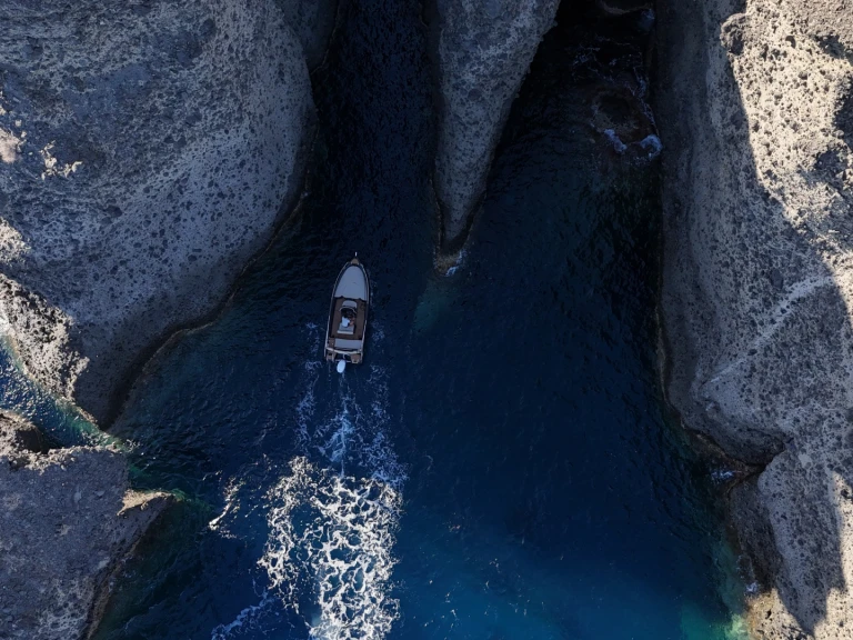 Noleggio barche Agía Kiriakí economico Black Edition