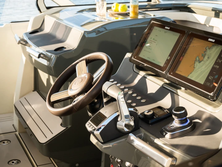 Noleggiare una YOT YOT 36 a Saint-Raphaël