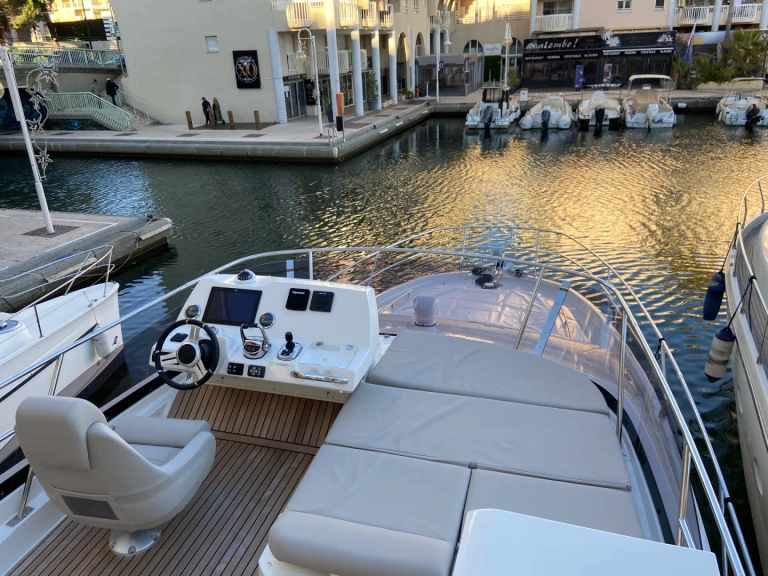 Noleggio barche Prestige Yachts 420 FLY a Saint-Raphaël su Samboat