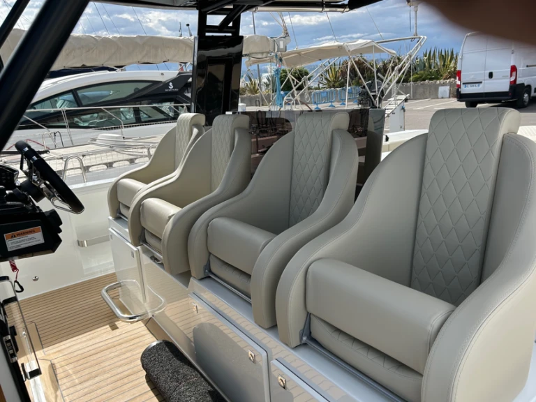 Noleggiare una De Antonio D42 a Antibes