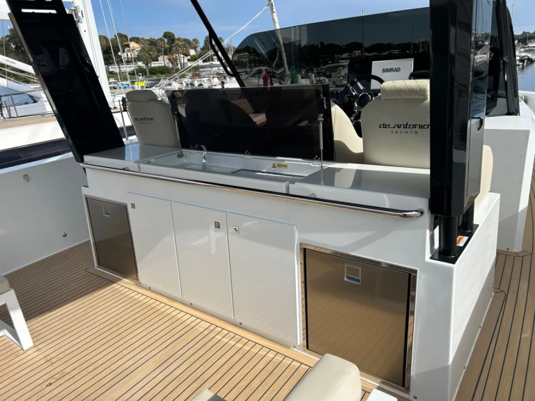 Noleggio Yacht di lusso a Antibes – De Antonio D42