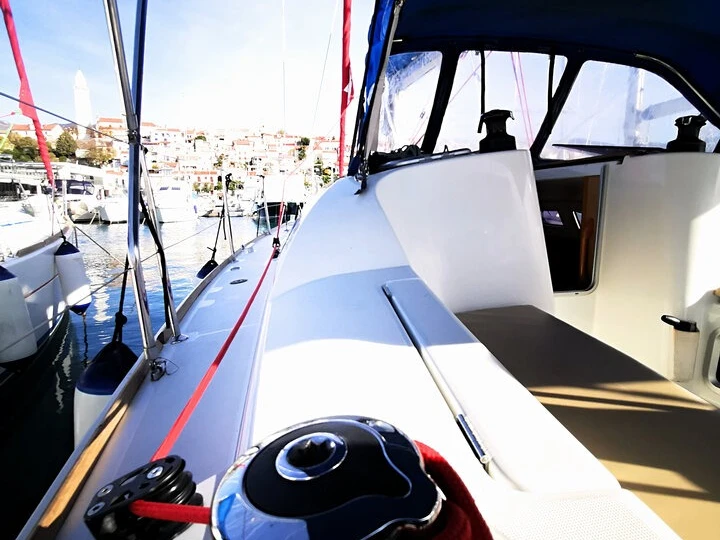 Noleggio Barca a vela Jeanneau con patente nautica