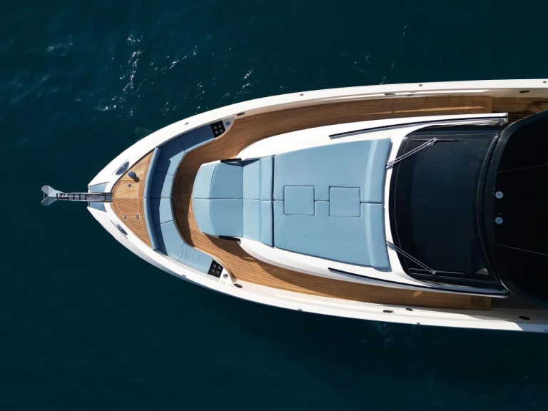 Cayman Yachts 540 WA da affittare a  Napoli