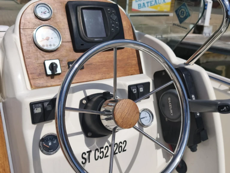 Noleggio Barca a motore Jeanneau con patente nautica