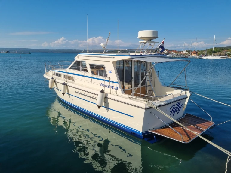 Noleggio Barca a motore Princess con patente nautica