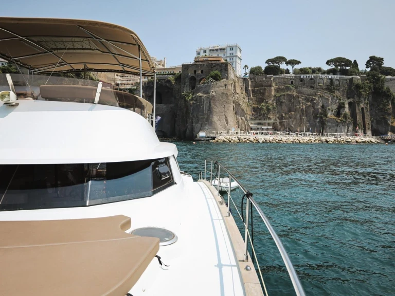 Noleggiare una Fountaine Pajot Cumberland 47 LC a Marina di Stabia