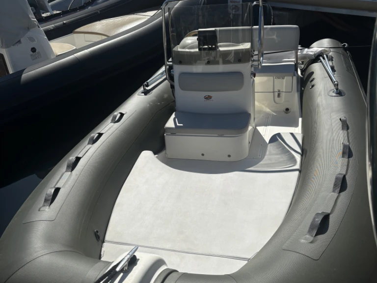 Noleggio a Porto-Vecchio – Capelli 500 moteur 2 temps su SamBoat