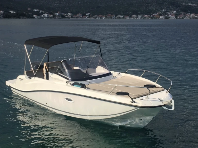 Noleggiare una Quicksilver Activ 675 Sundeck a Marsiglia