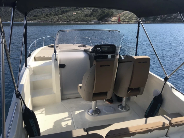 Noleggio barche Quicksilver Activ 675 Sundeck a Marsiglia su Samboat