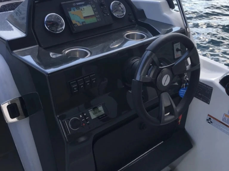 Noleggiare una Quicksilver Activ 675 Sundeck a Marsiglia