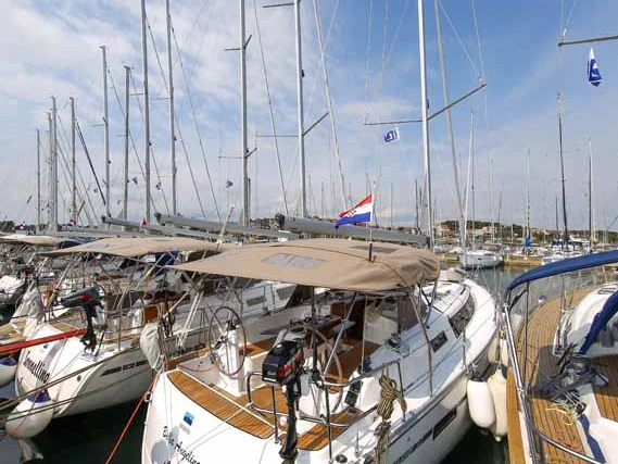 Noleggiare una Bavaria Cruiser 37 a Pola