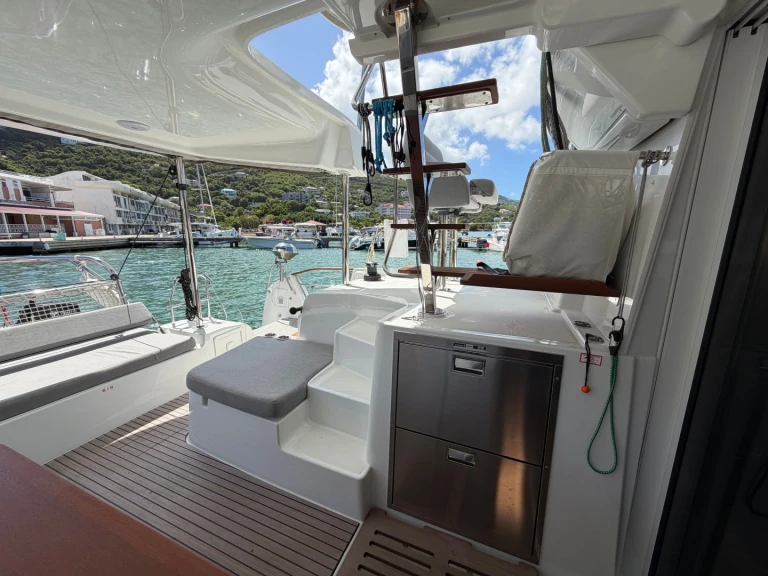 Noleggiare una Lagoon Lagoon 43 (Owners Version) a Road Town