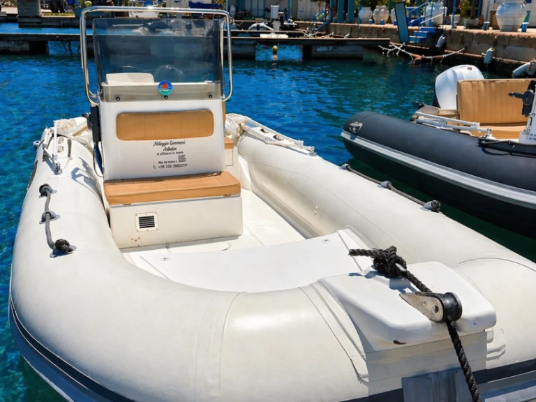 Gommone a noleggio a Arbatax al miglior prezzo