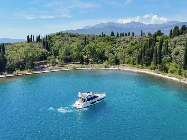 Noleggio Yacht di lusso con o senza skipper Azimut a Tivat