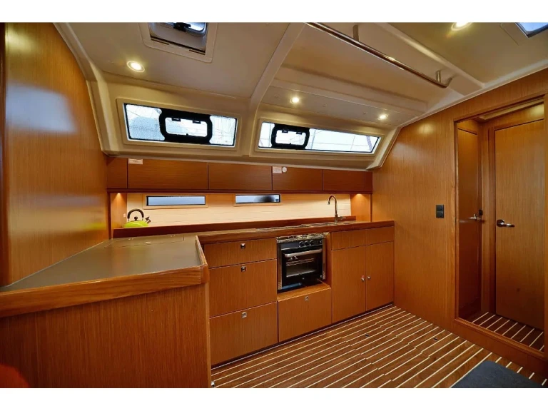 Barca a vela a noleggio a Álimos al miglior prezzo