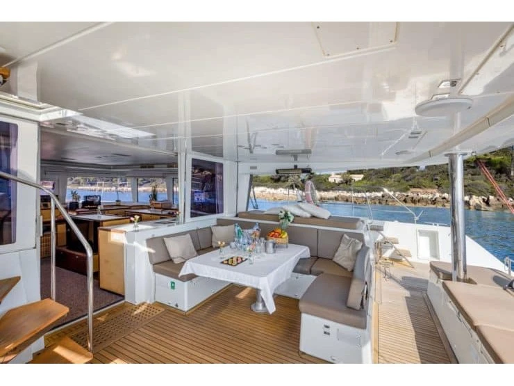 Noleggiare una Lagoon Lagoon 560 a Álimos