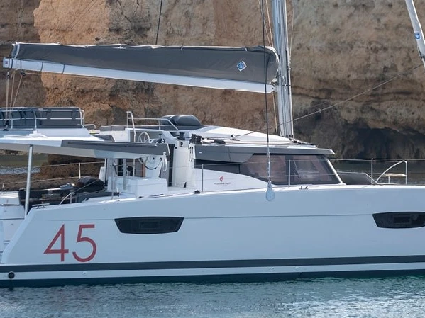 Noleggio Catamarano Fountaine Pajot con patente nautica